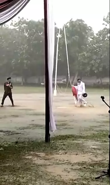 Momen lurah selamatkan sang merah-putih Berbagai sumber