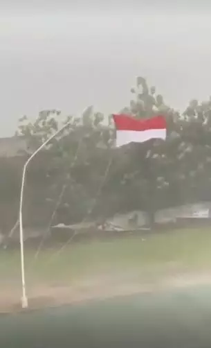 Momen lurah selamatkan sang merah-putih Berbagai sumber