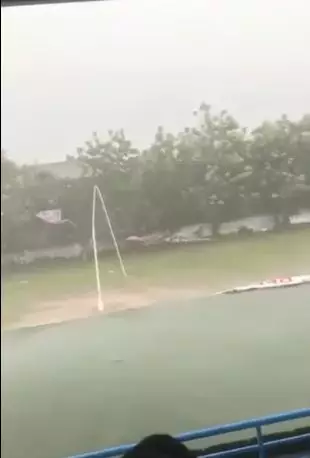 Momen lurah selamatkan sang merah-putih Berbagai sumber