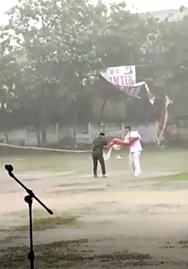 Momen lurah selamatkan sang merah-putih Berbagai sumber