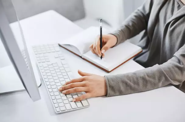 Arti typo adalah © 2022 berbagai sumber