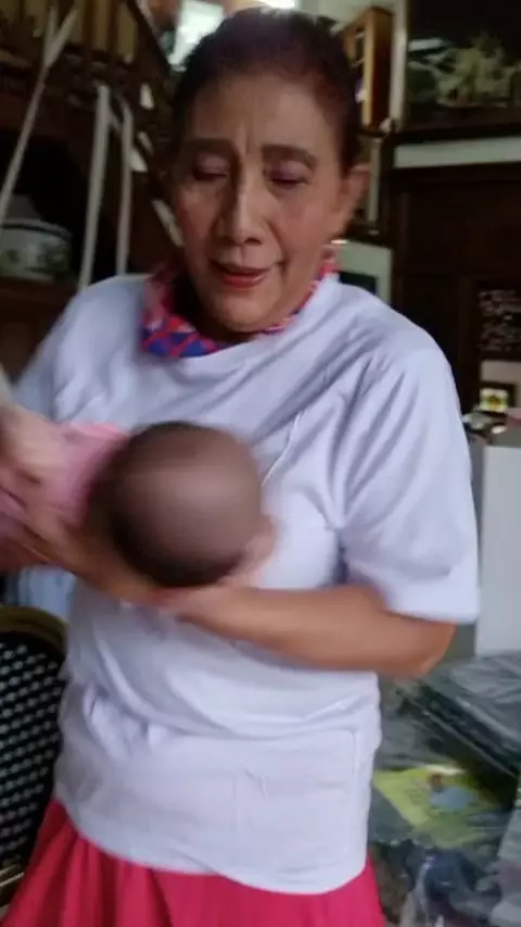 cara susi pudjiastuti timang bayi tuai kritik © instagram cara susi pudjiastuti timang bayi tuai kritik © instagram