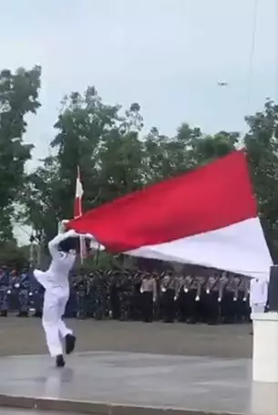 Bendera salah lipat, aksi putar badan paskibra ini tuai pujian TikTok