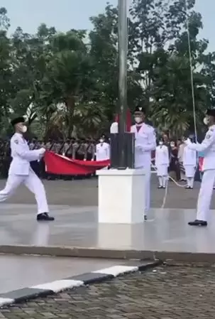 Bendera salah lipat, aksi putar badan paskibra ini tuai pujian TikTok