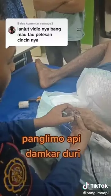 Ngilu, momen petugas damkar potong cincin laher motor di jari pria TikTok/@panglimoapi