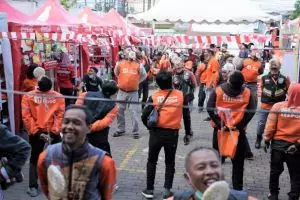 Serunya ratusan driver ShopeeFood di Bandung rayakan HUT RI ke-77