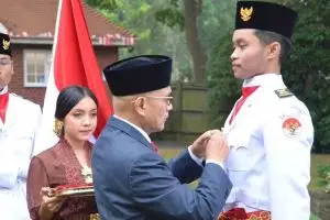 Sang anak jadi anggota Paskibra di London, artis ini menangis haru