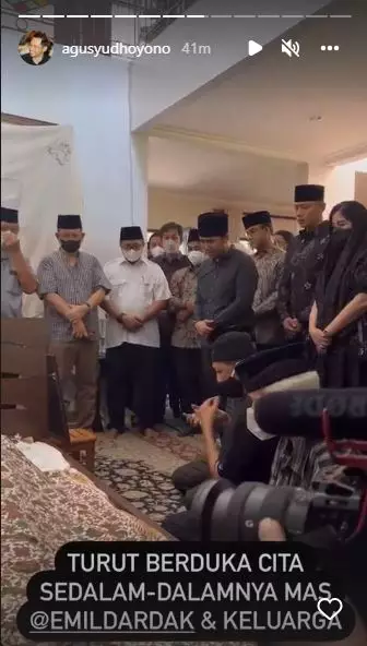 Momen agus yudhoyono sholati jenazah Hermanto Dardak Berbagai sumber Momen agus yudhoyono sholati jenazah Hermanto Dardak Berbagai sumber