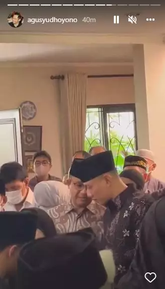 Momen agus yudhoyono sholati jenazah Hermanto Dardak Berbagai sumber Momen agus yudhoyono sholati jenazah Hermanto Dardak Berbagai sumber