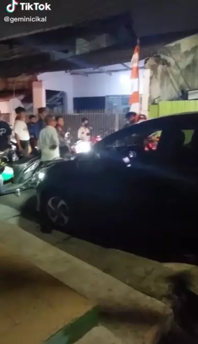 Aksi emak-emak bikin kemacetan di jalanan © TikTok