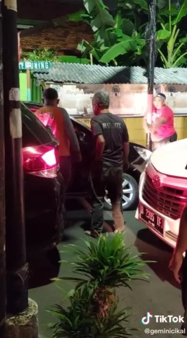 Aksi emak-emak bikin kemacetan di jalanan © TikTok