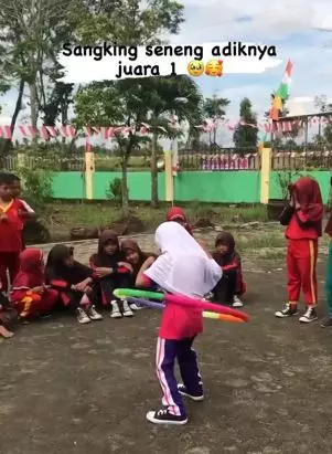 Adiknya menang lomba hula hoop, yang dilakukan kakak ini bikin haru Instagram