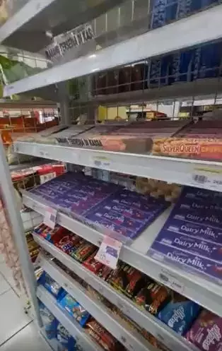 Supermarket ini ubah cokelat menjadi kardus twitter.com Supermarket ini ubah cokelat menjadi kardus twitter.com