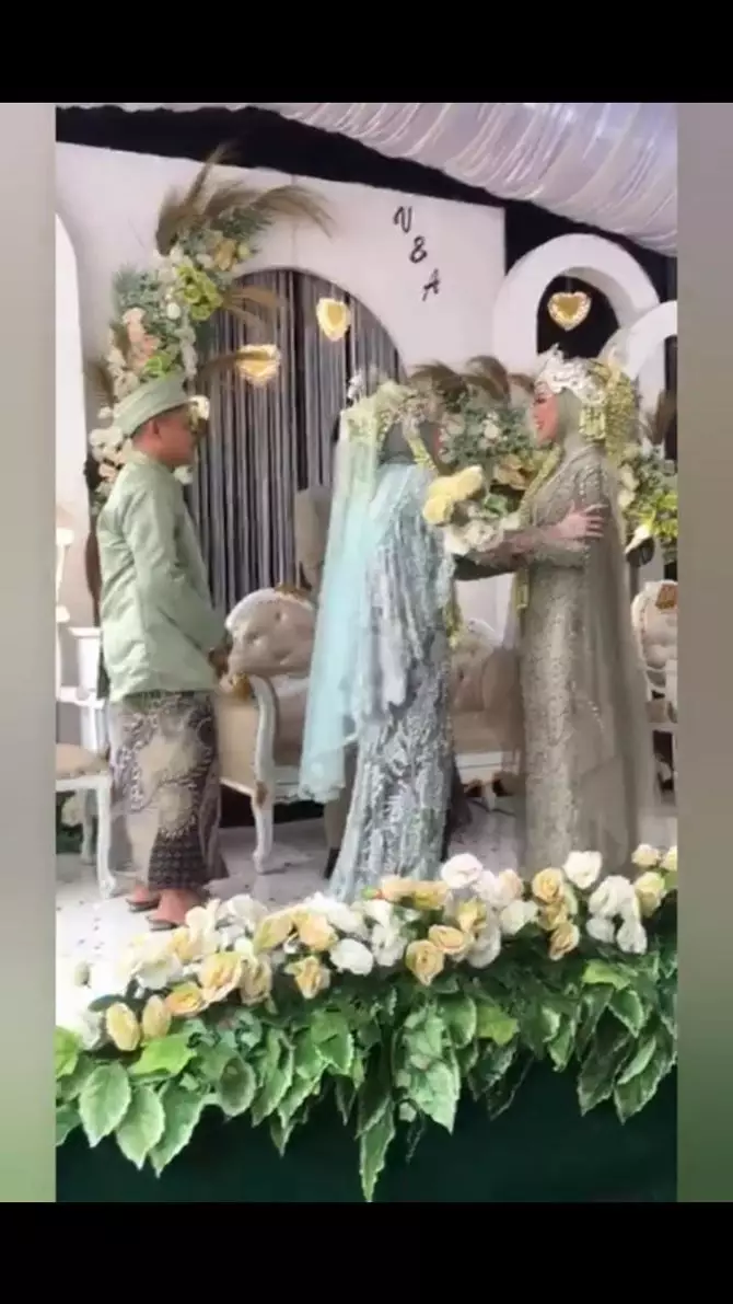 Pengantin kondangan pakai matic Berbagai sumber Pengantin kondangan pakai matic Berbagai sumber