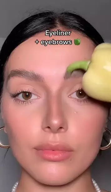 Wanita ini pakai sayuran untuk makeup TikTok Wanita ini pakai sayuran untuk makeup TikTok
