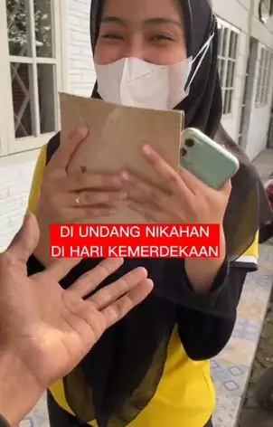 Kedua pria datang ke pernikahan pakai kostum perjuangan TikTok Kedua pria datang ke pernikahan pakai kostum perjuangan TikTok
