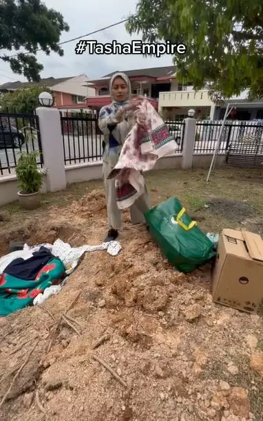 momen wanita kubur baju apiknya Berbagai sumber