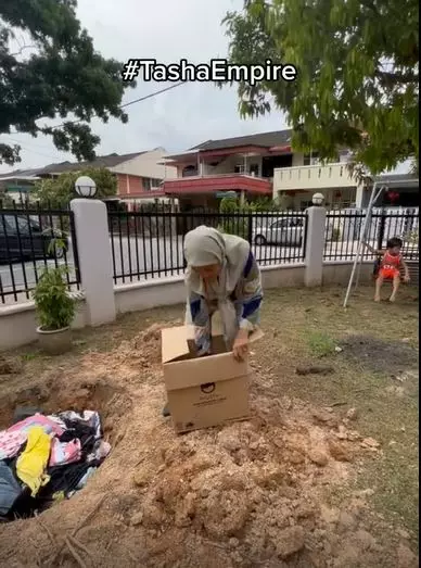 momen wanita kubur baju apiknya Berbagai sumber