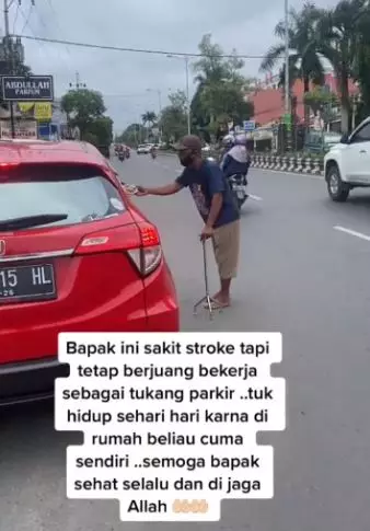 Kisah kakek jadi tukang parkir meski sedang stroke TikTok.com