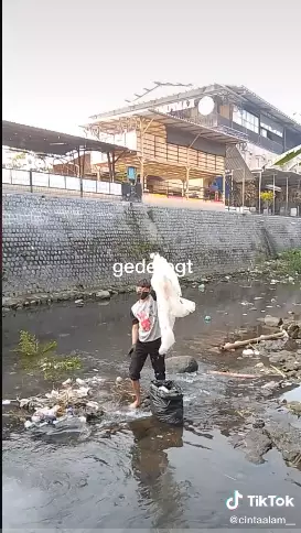  Aksi pemuda bersihkan sampah Tiktok