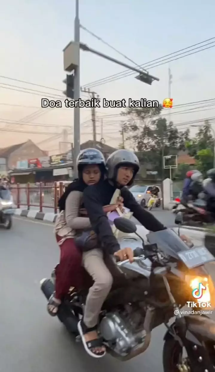 Sikap manis suami saat bonceng istri lagi hamil TikTok/@vinadanjawir