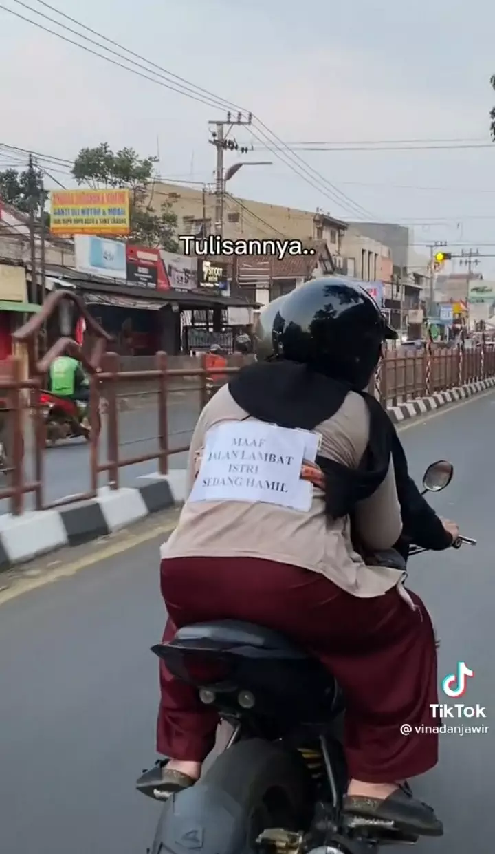 Sikap manis suami saat bonceng istri lagi hamil TikTok/@vinadanjawir