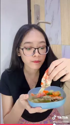 Aksi wanita makan sop ikan hias Tiktok
