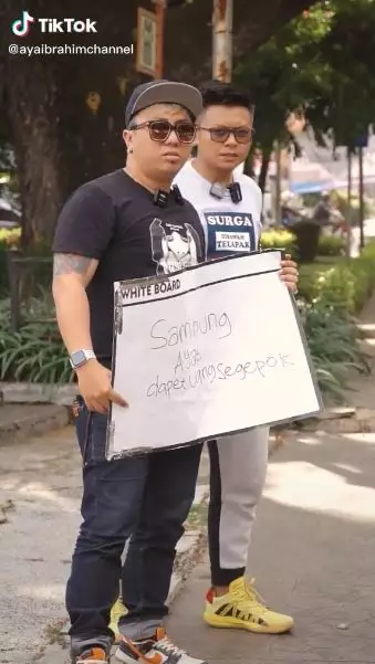 Pedagang asongan selesaikan tantangan © 2022 TikTok