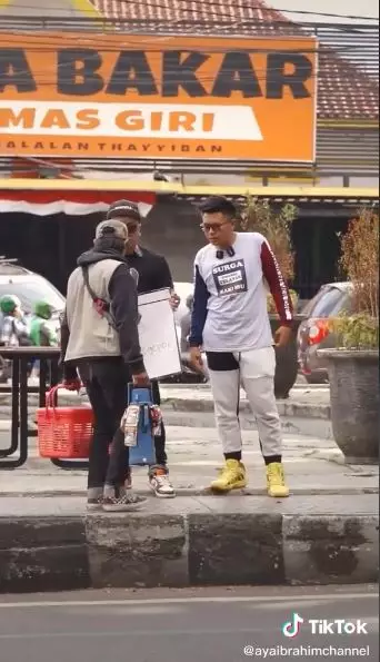 Pedagang asongan selesaikan tantangan © 2022 TikTok