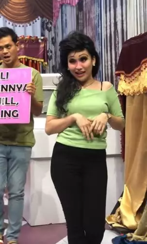 Tirukan gaya Kak Jill ‘Tiktok’, dandanan Ayu Ting Ting totalitas pol Tirukan gaya Kak Jill ‘Tiktok’, dandanan Ayu Ting Ting totalitas pol