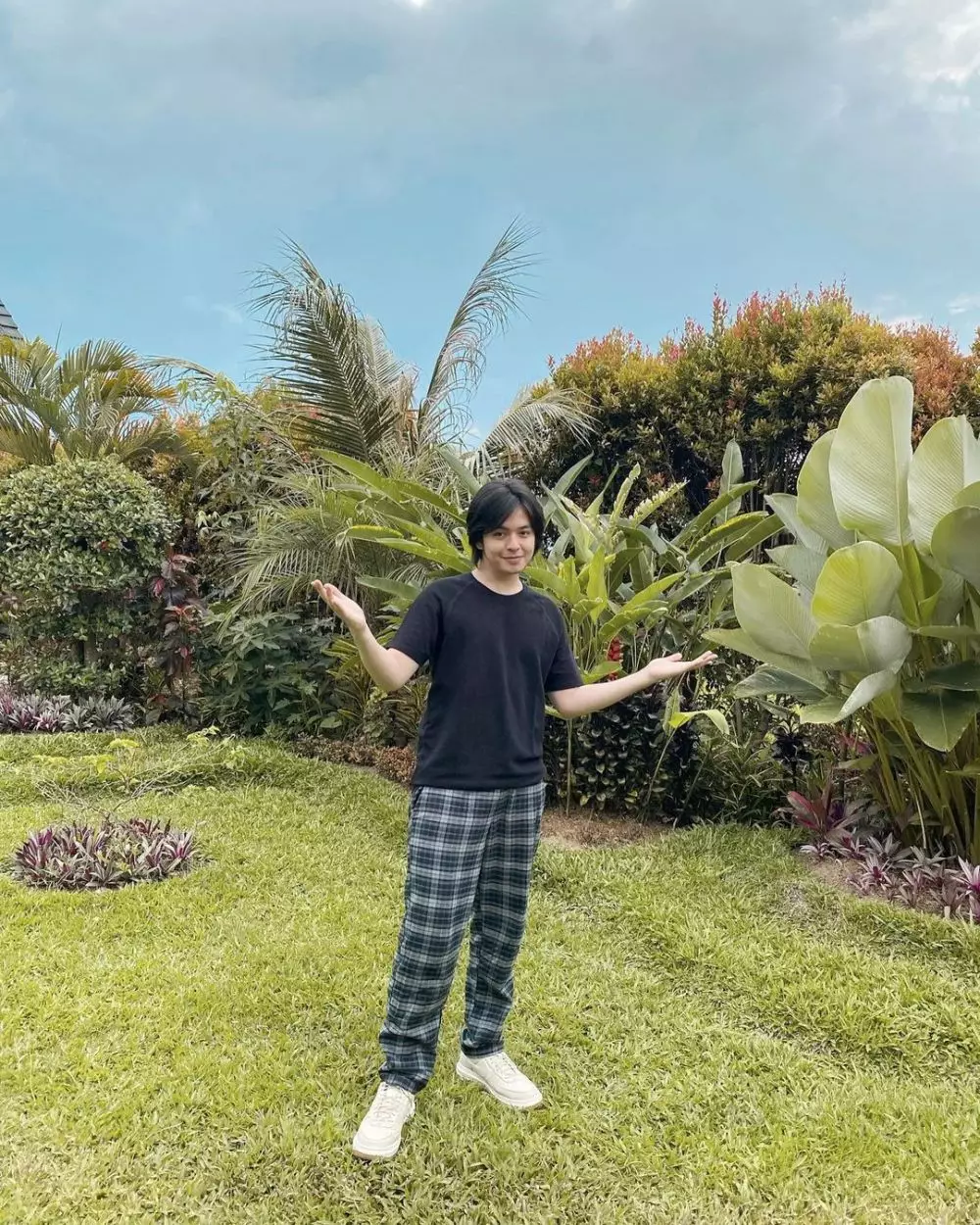 Inspirasi outfit santai ala Angga Yunanda © 2022 brilio.net