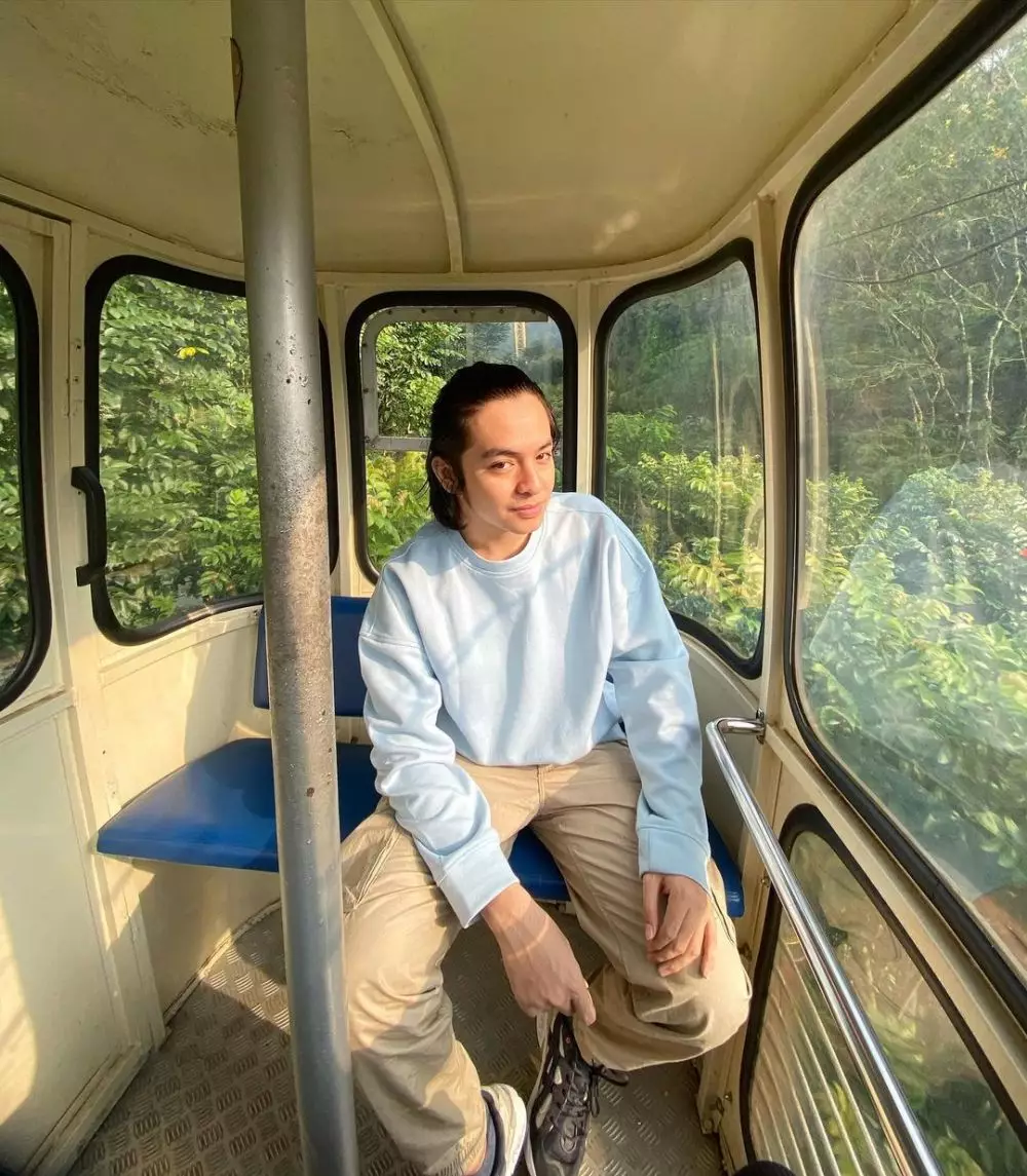 Inspirasi outfit santai ala Angga Yunanda © 2022 brilio.net