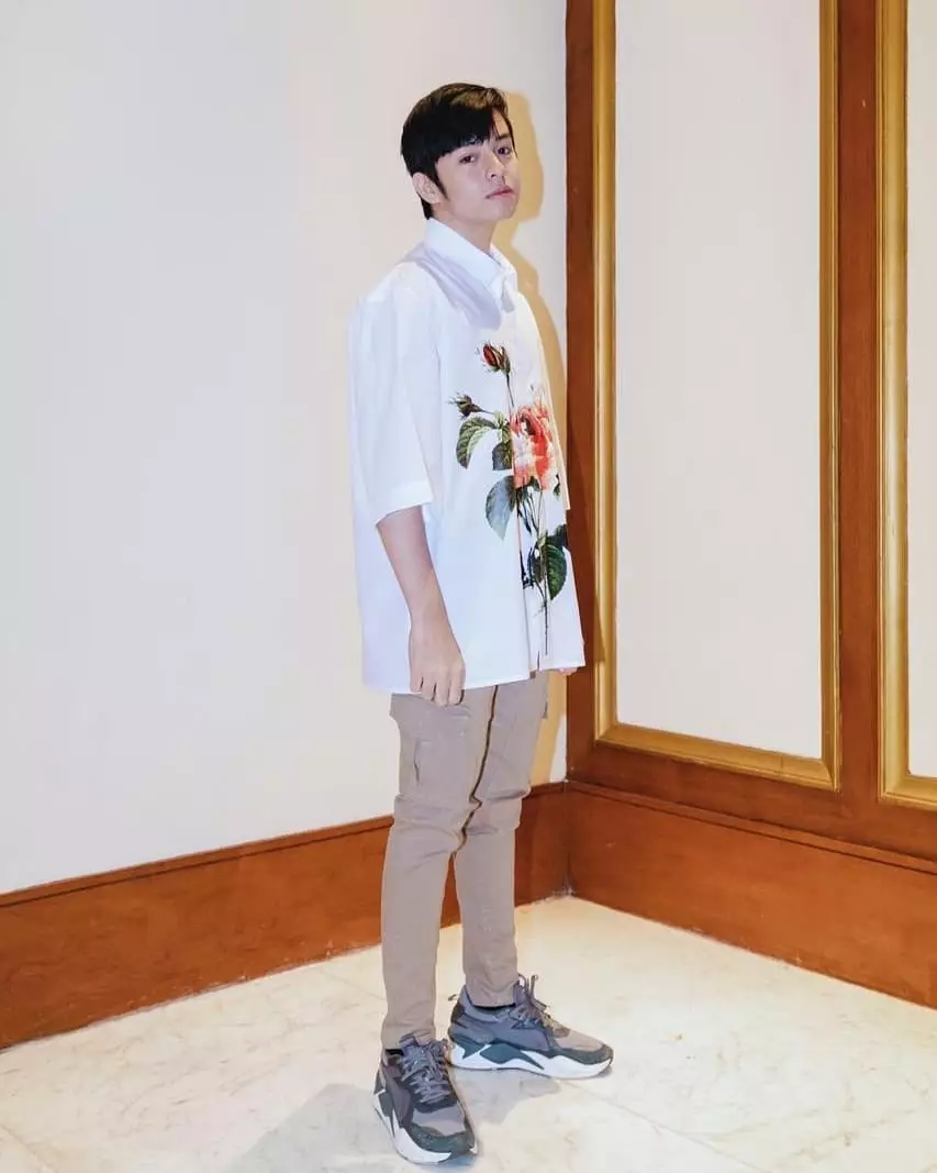 Inspirasi outfit santai ala Angga Yunanda © 2022 brilio.net