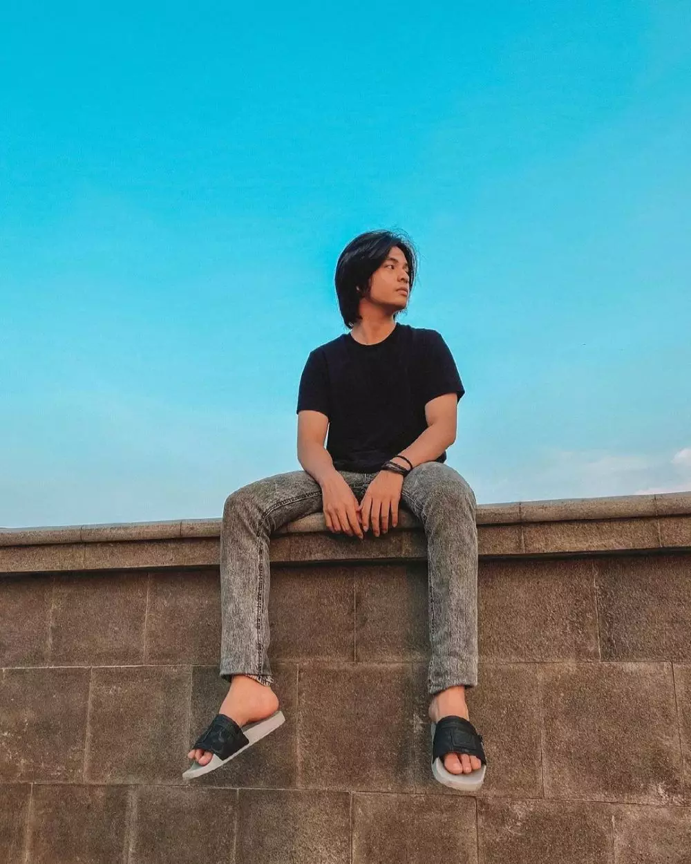 Inspirasi outfit santai ala Angga Yunanda © 2022 brilio.net