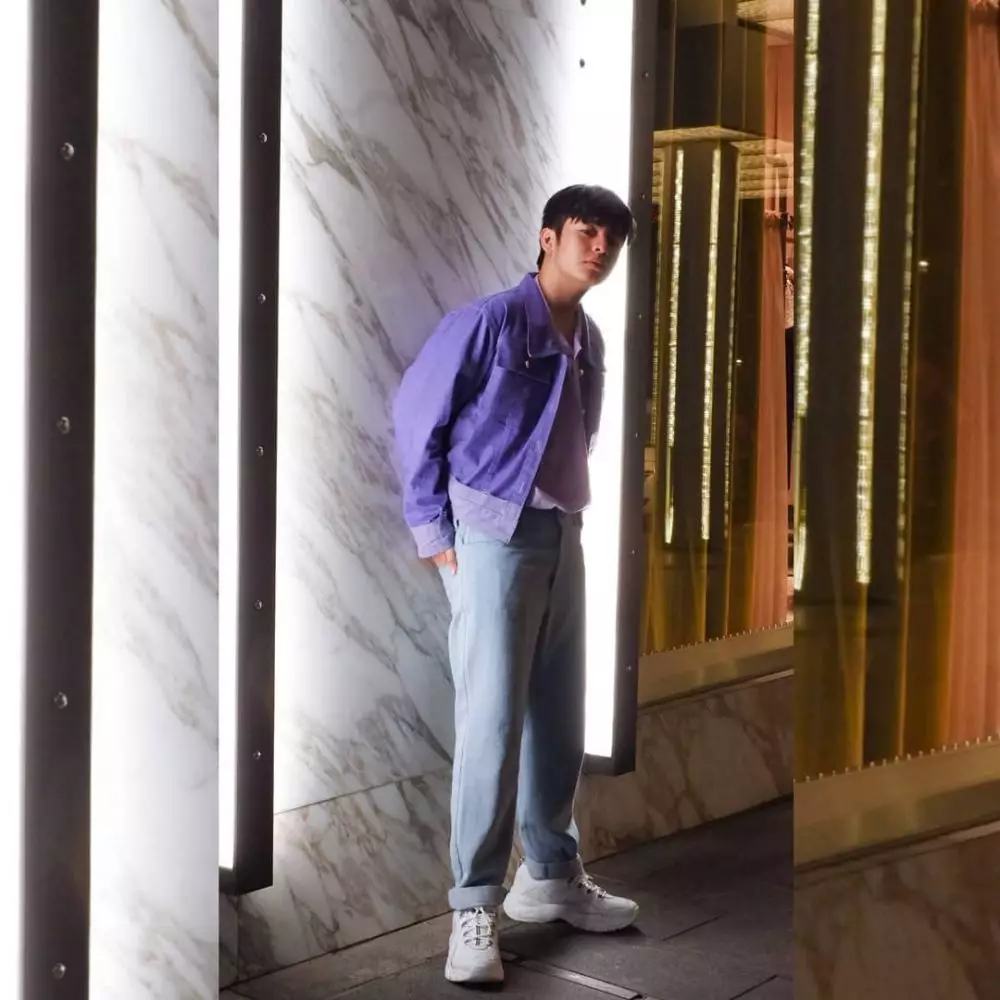 Inspirasi outfit santai ala Angga Yunanda © 2022 brilio.net