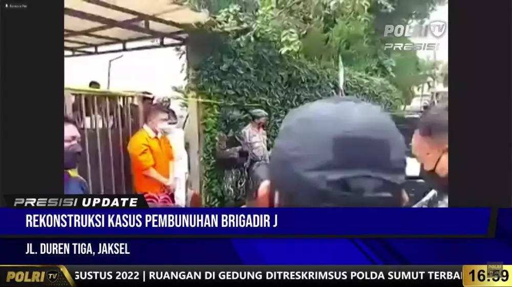Putri Candrawathi pakaikan masker dan gandeng Ferdy Sambo © berbagai sumber Putri Candrawathi pakaikan masker dan gandeng Ferdy Sambo © berbagai sumber