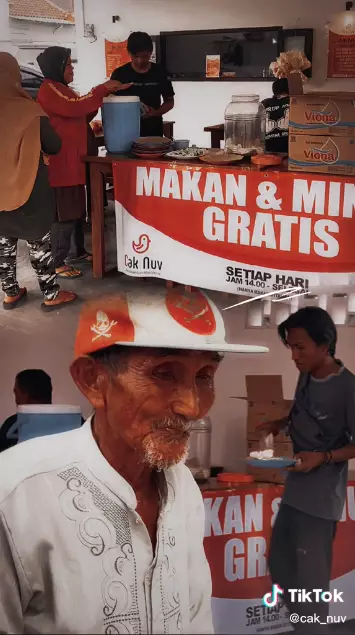  warung makan nasi bebek bagikan makanan gratis Tiktok