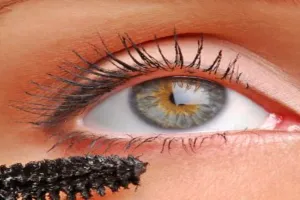 10 Rekomendasi maskara bening di bawah Rp 150 ribu, bikin lentik alami