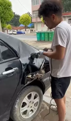 Aksi pria tambal body mobil pakai batu bata TikTok Aksi pria tambal body mobil pakai batu bata TikTok