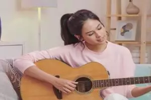 Lirik Tiba Tiba Cinta Datang, lagu dari penyanyi Maudy Ayunda