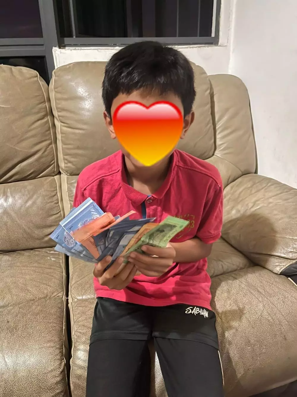 bocah tabung uang saku bantu teman sekolah © berbagai sumber