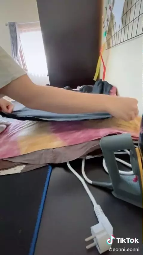 life hack setrika baju cepat © TikTok/@eonni.eonni