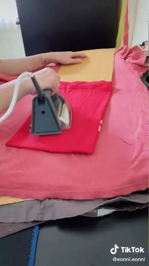 life hack setrika baju cepat © TikTok/@eonni.eonni