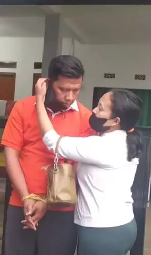 Pasangan ini parodikan gaya Sambo dan istri TikTok Pasangan ini parodikan gaya Sambo dan istri TikTok