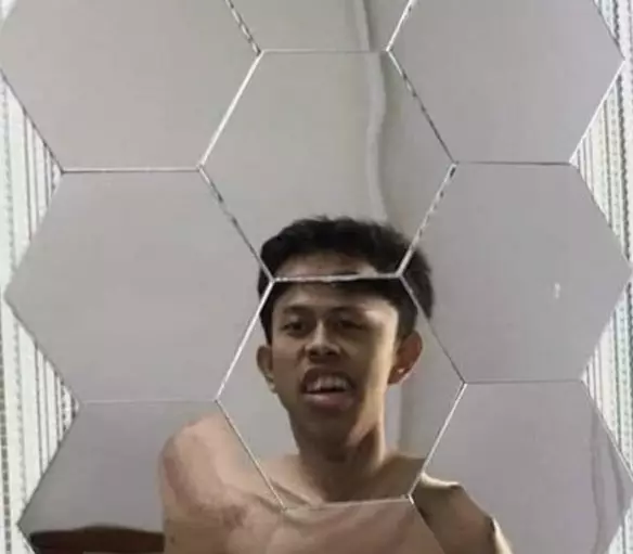 momen bercermin tapi wajah berubah © berbagai sumber