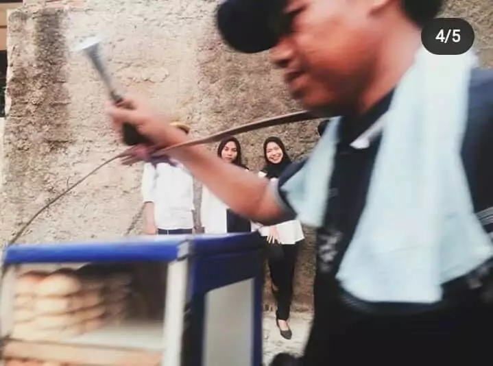 pedagang jadi photobomb nyeleneh © berbagai sumber pedagang jadi photobomb nyeleneh © berbagai sumber