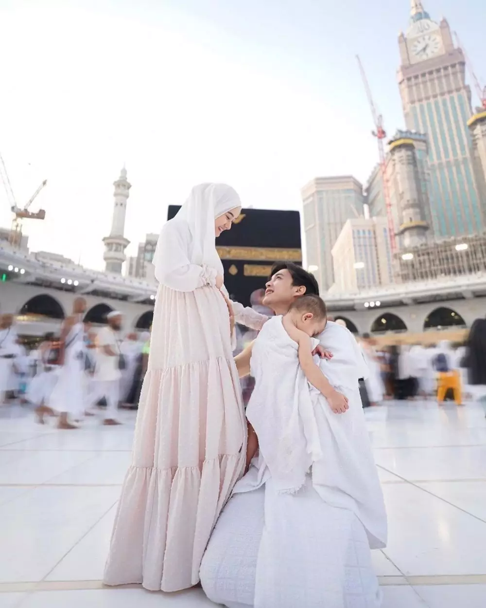 Unggah potret di depan Kakbah, Dinda Hauw umumkan hamil anak kedua © 2022 brilio.net