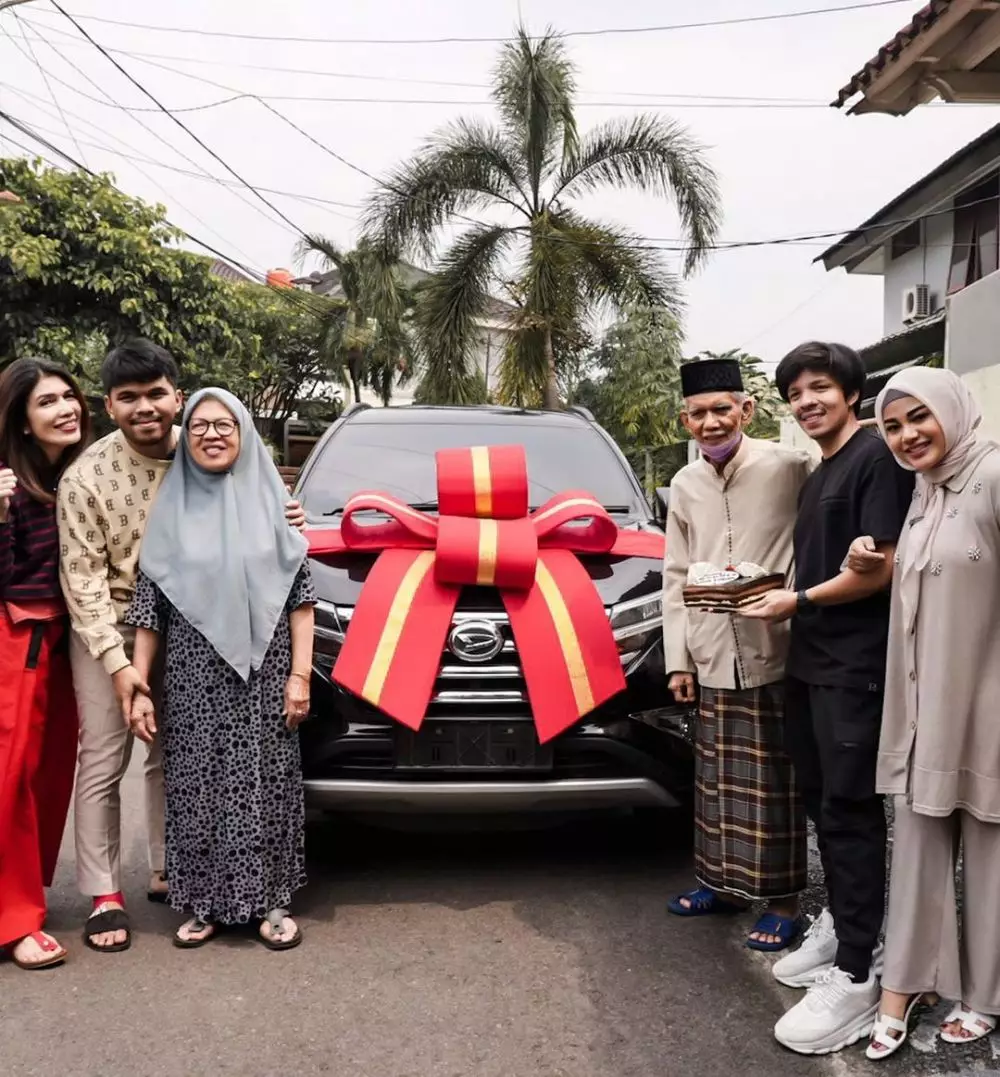 Atta Halilintar beri mobil kakek neneknya © Instagram