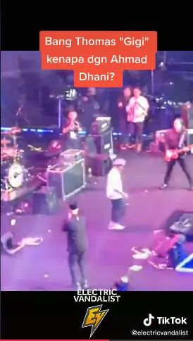 Thomas banting bass saat manggung Berbagai sumber