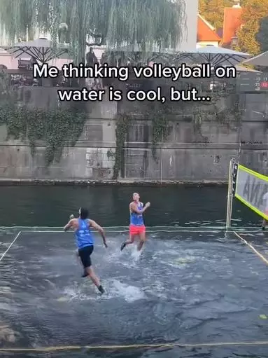 Main voli di tengah sungai Berbagai sumber